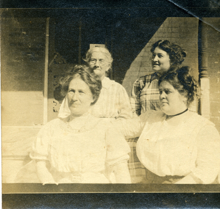 1910_10_Sarah_Lida_Emma_MaggieBarndollar 1(front).jpg